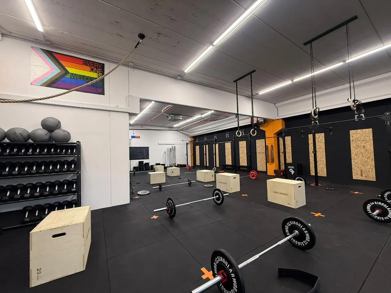Zona de entrenamiento de BOX035 en Finestrat con rigs, anillas, cajones y barras